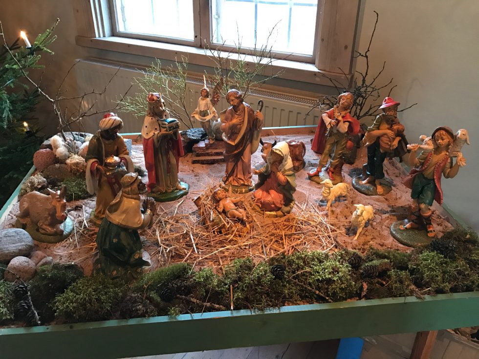 Julkrubban i kyrkan.